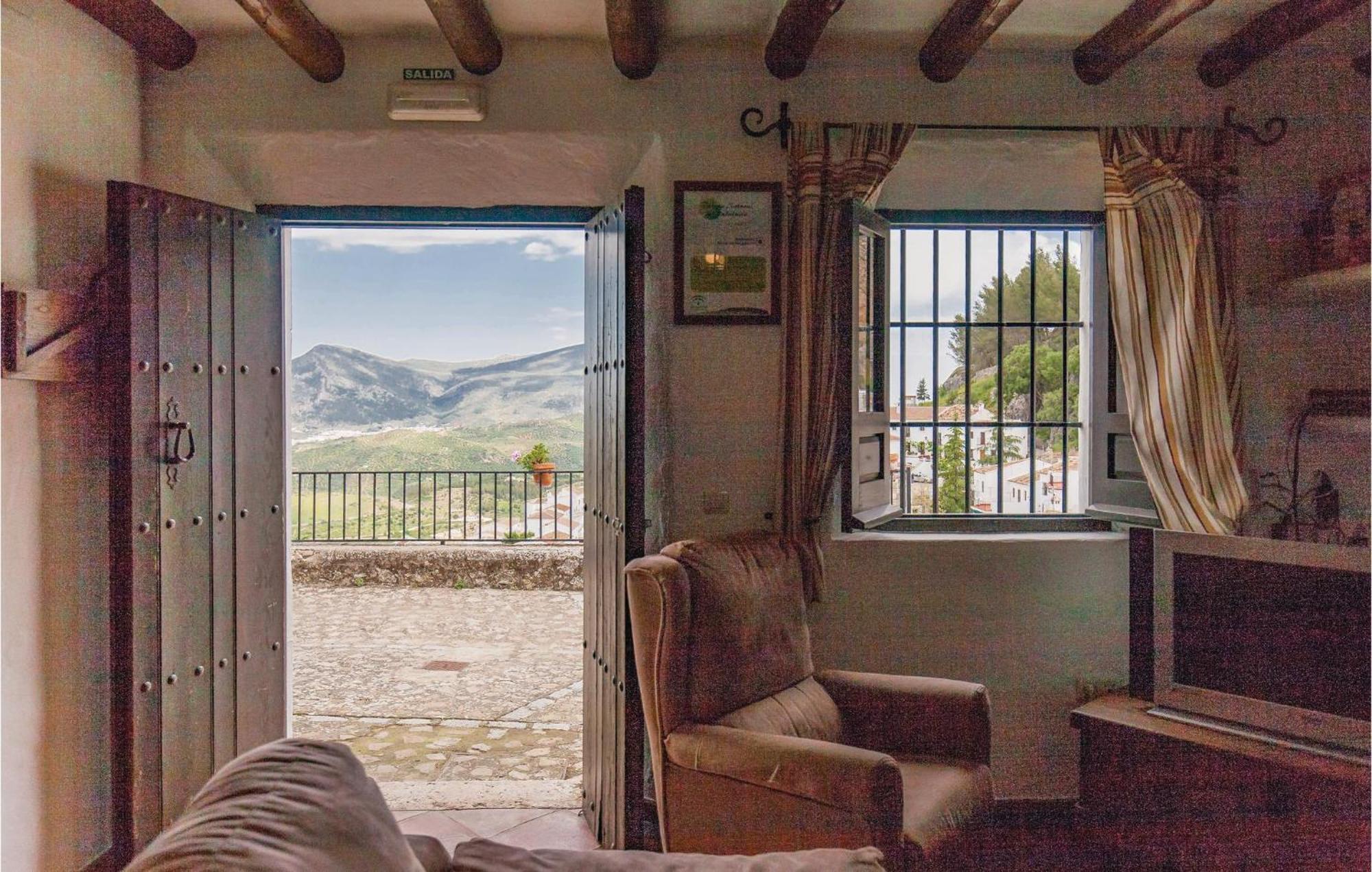 Cozy Home In Zahara De La Sierra With Kitchen Exterior foto